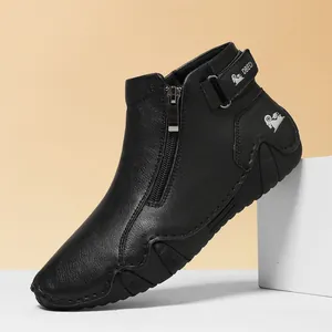 Detalle de botines de cuero granulado negro con cremallera interior y cierre de velcro