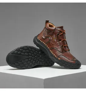 Vue détaillée de la tige en cuir marron avec coutures et texture de semelle antidérapante