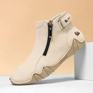 Detalle de calzado de conducción de ante beige con cremallera lateral y cierre de velcro