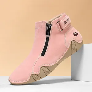 Detalle de botín de ante rosa con cremallera lateral y cierre de tira de velcro