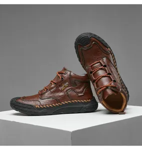 Détail de bottines en cuir marron pour hommes avec coutures main et embout en caoutchouc durable