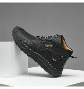 Détail de bottines en cuir pour hommes avec coutures blanches et semelles en caoutchouc