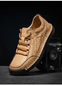 Nahaufnahme der Leder-Slipper mit handgefertigten Nähten und robuster Gummisohle