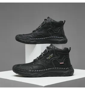 Détails de bottines montantes en cuir noir pour homme avec cuir grainé et surpiqûres