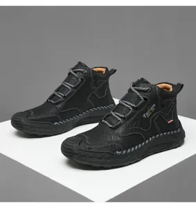 Détail de bottines hautes en cuir noir avec finition texturée et semelles en caoutchouc
