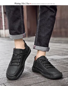 Nahaufnahme schwarzer Leder-Freizeitschuhe mit Handnaht und gekreuzten Riemendetails