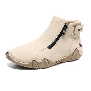 Botines de mujer color crema en ante sintético con cremallera lateral y hebilla