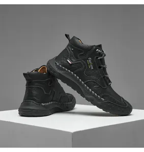 Détail de chaussures montantes en cuir noir avec texture litchi et lettrage à la mode