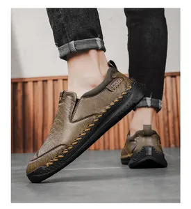 Détail de la couture main sur chaussures en cuir marron pour hommes avec semelles en gomme