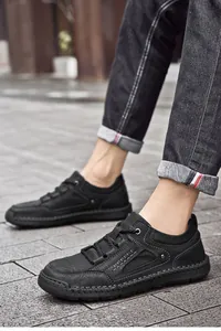 Detail schwarzer Leder-Loafer mit Narbenleder, Handnaht und strukturierter Gummisohle