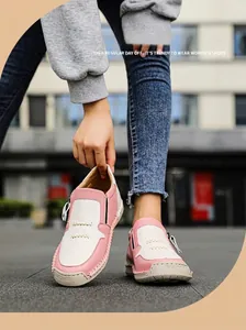 Détail d'un mocassin en cuir rose et blanc avec coutures fines et semelle en gomme