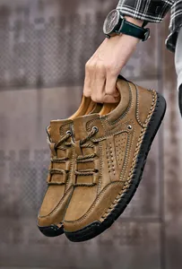 Makro-Detail brauner Leder-Slipper mit handgefertigten Nähten und Gummisohle