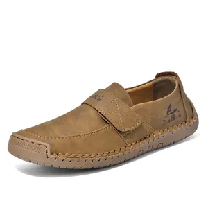 Detailaufnahme brauner Wildleder-Loafer mit Handnähten und Salkin Logo auf der Gummisohle