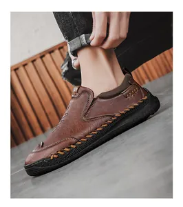 Vue détaillée des mocassins en cuir marron avec surpiqûres faites main sur l'empeigne