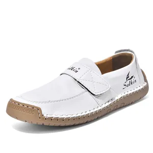 Details von weißen Leder-Loafers mit Klettverschluss und robuster Naturkautschuksohle