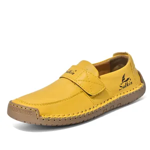 Detail von gelben Leder-Loafers mit handgenähten Nähten und Gummisohle Makro
