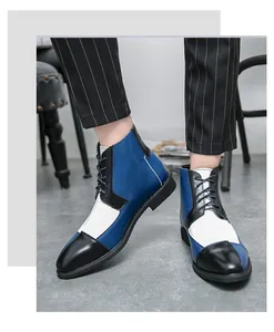 Dettaglio di stivaletti da uomo con design color-block blu, bianco e nero stringati