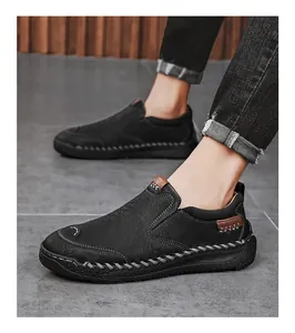 Détails de mocassins noirs pour hommes avec coutures main et accents en cuir marron