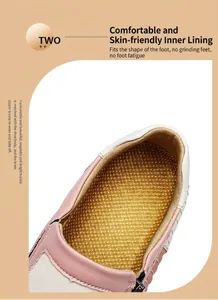 Détail des bottines roses en cuir avec doublure en maille dorée et fermeture éclair latérale