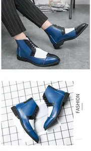 Dettaglio di stivali in pelle bicolore da uomo con design patchwork e stringhe nere