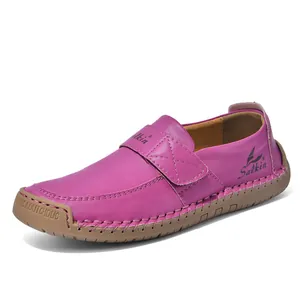 Detail eines lila Leder-Loafers mit handgenähten Nähten und Gummisohlen-Text