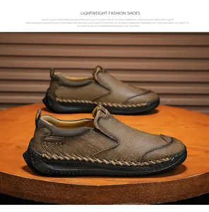 Gros plan détaillé de mocassins en cuir marron pour hommes avec coutures faites main