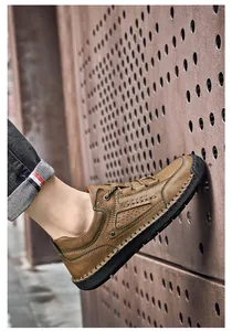 Nahaufnahme brauner Leder-Slipper mit handgenähten Details und strapazierfähiger Gummisohle