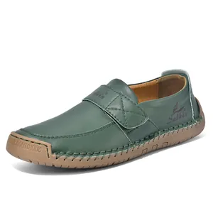 Detail eines dunkelgrünen Leder-Loafers mit Handnaht und natürlicher Gummisohle