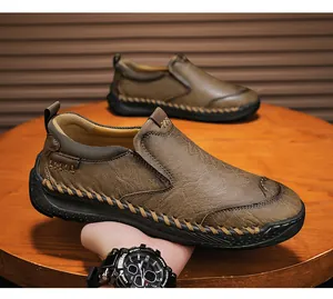 Détails des coutures artisanales sur ces mocassins en cuir marron pour hommes