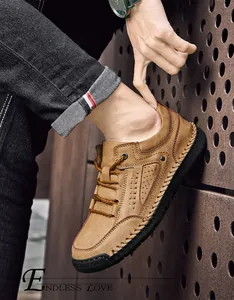 Nahaufnahme der braunen Leder-Loafer mit Handnähten und Details der Gummisohle