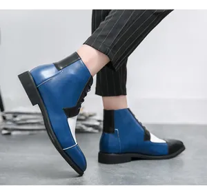 Dettaglio laterale degli stivali alla moda da uomo con design color-block blu, nero e bianco