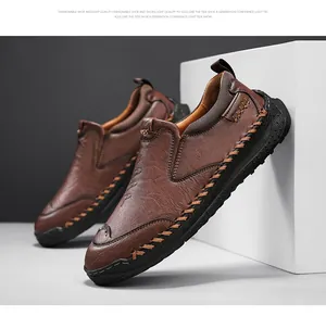 Détail de coutures croisées à la main sur mocassins en cuir marron avec semelles en gomme