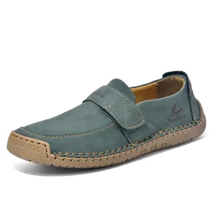 Detailansicht handgefertigter Loafer aus grau-grünem Wildleder und 100% Gummisohle