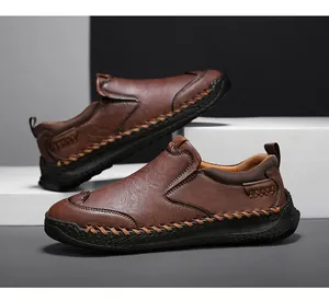 Détails des coutures à la main et du cuir marron foncé sur ces mocassins pour hommes