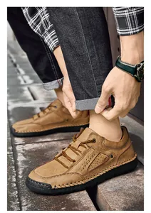 Detail eines braunen Leder-Slippers mit Handnaht und strapazierfähiger Gummisohle