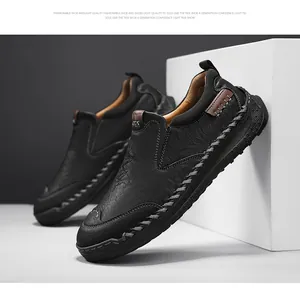 Détail des coutures à la main et de la texture litchi sur ces mocassins noirs pour hommes