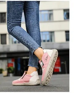 Vue détaillée des bottines en cuir rose et blanc avec semelle cousue à la main