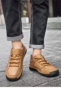 Detailaufnahme brauner Herren-Slipper aus Leder mit robusten Nähten und Gummisohle