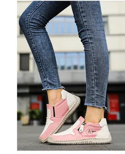 Détail de bottines décontractées rose et beige avec zip latéral et semelle cousue