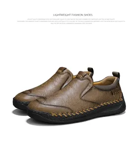 Vue détaillée de mocassins en cuir marron cousus main avec semelles souples noires