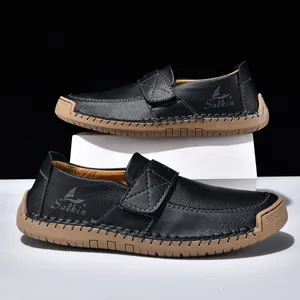 Detail von Leder-Loafers mit Lychee-Muster, Handnaht und Klettverschluss für Herren