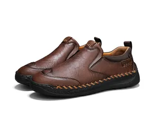 Détail de mocassins marron sans lacets avec coutures faites main et semelles en caoutchouc
