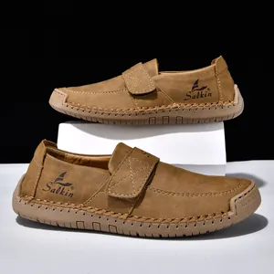 Detailansicht brauner Wildleder-Loafer mit Handnähten und Gummisohle für Herren
