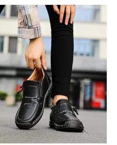 Détail de mocassins en cuir noir avec surpiqûres blanches et semelle 100% caoutchouc