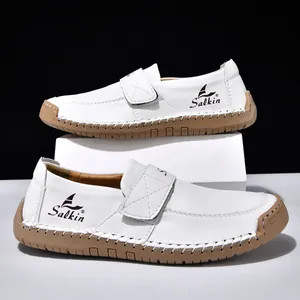 Detail eines weißen Leder-Loafers mit Handnaht und strapazierfähiger Gummisohle