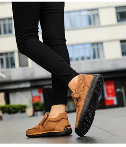 Détail de bottines décontractées en cuir marron avec coutures à la main et semelles en caoutchouc