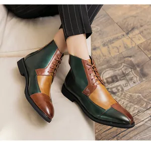 Dettaglio degli stivali vintage da uomo in pelle bicolore con design stringato