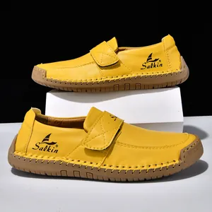 Detail von gelben Slippern mit handgenähten Nähten und Gummisohle für Herren