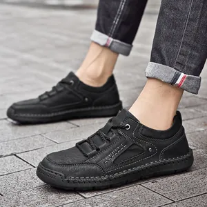 Schwarze Herren-Leder-Loafer mit handgenähten Details und Gummisohle für die Freizeit