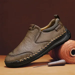 Mocassins pour hommes en cuir marron foncé avec coutures main et semelles en caoutchouc